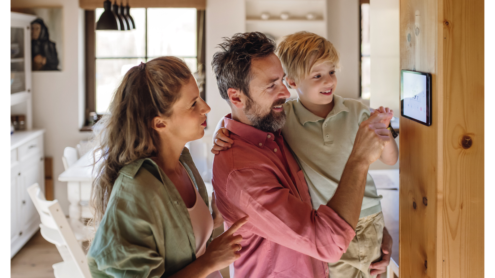 Famille heureuse dans une maison